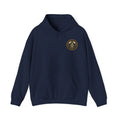 Navy hoodie met het goudkleurige Odin-embleem op de borst