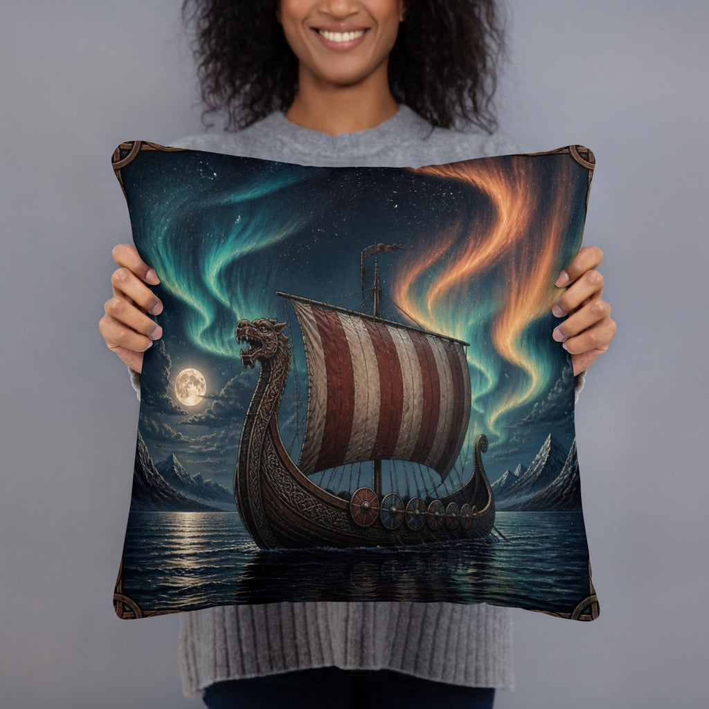 Sierkussen met vikingschip met drakenkop onder het noorderlicht