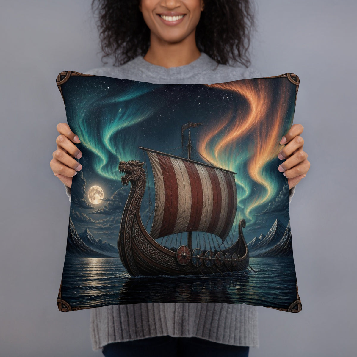 Sierkussen met vikingschip met drakenkop onder het noorderlicht