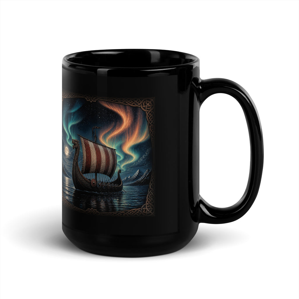 Zwarte mok met een vikingschip met drakenkop onder het noorderlicht