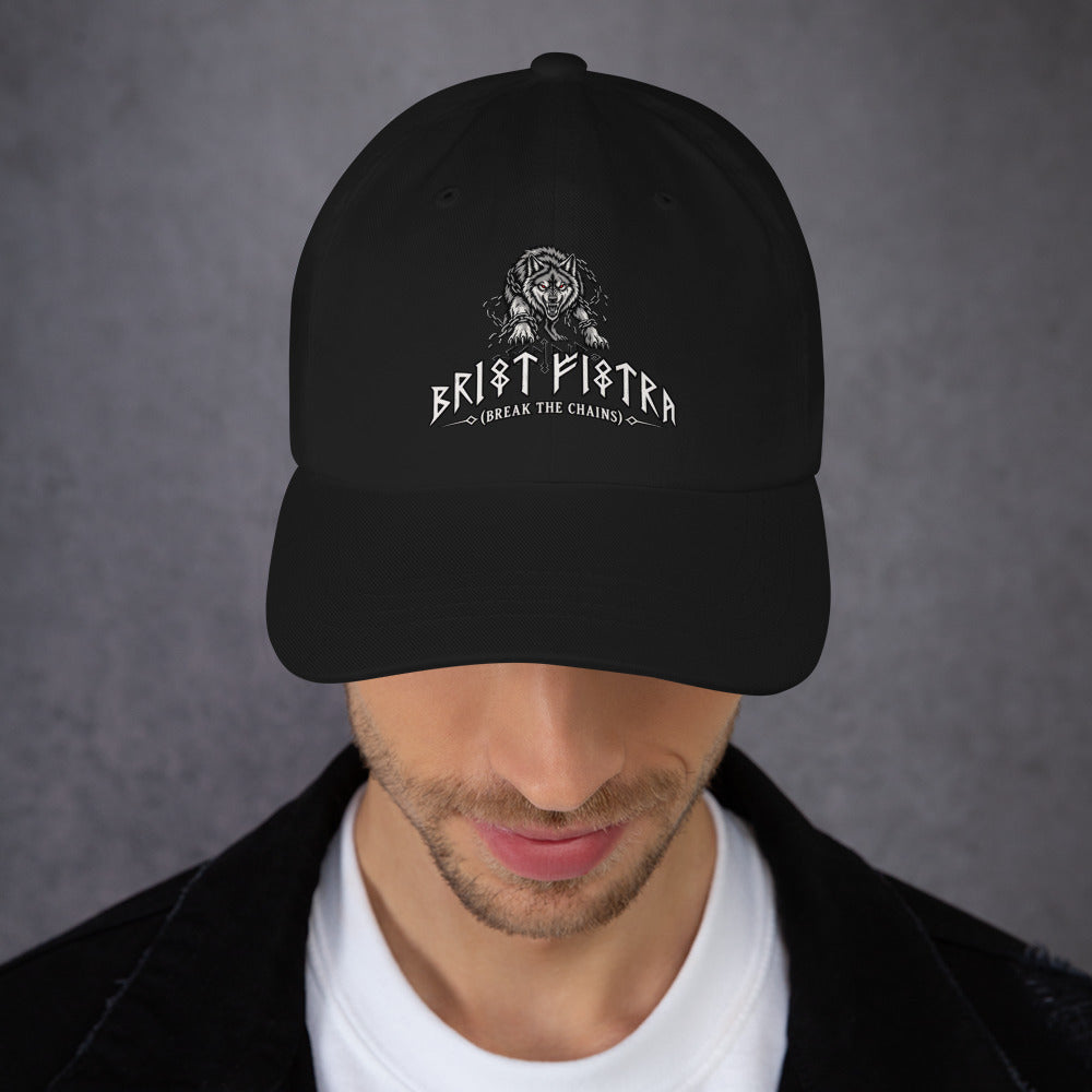 Zwarte dad cap met de wolf Fenrir en de runentekst Brjót fjötra (break the chains)