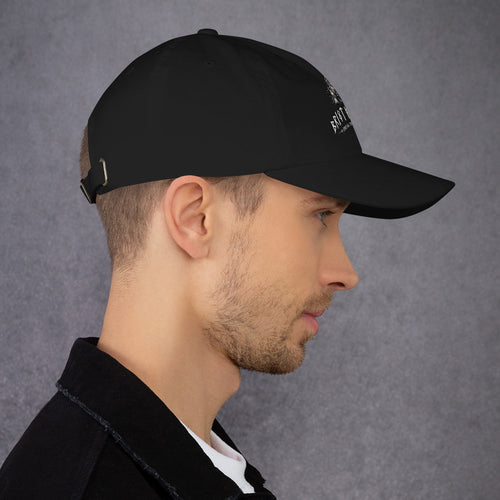 Zwarte dad cap met de wolf Fenrir en de runentekst Brjót fjötra (break the chains)