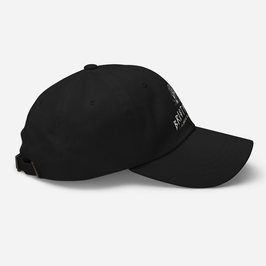 Zwarte dad cap met de wolf Fenrir en de runentekst Brjót fjötra (break the chains)