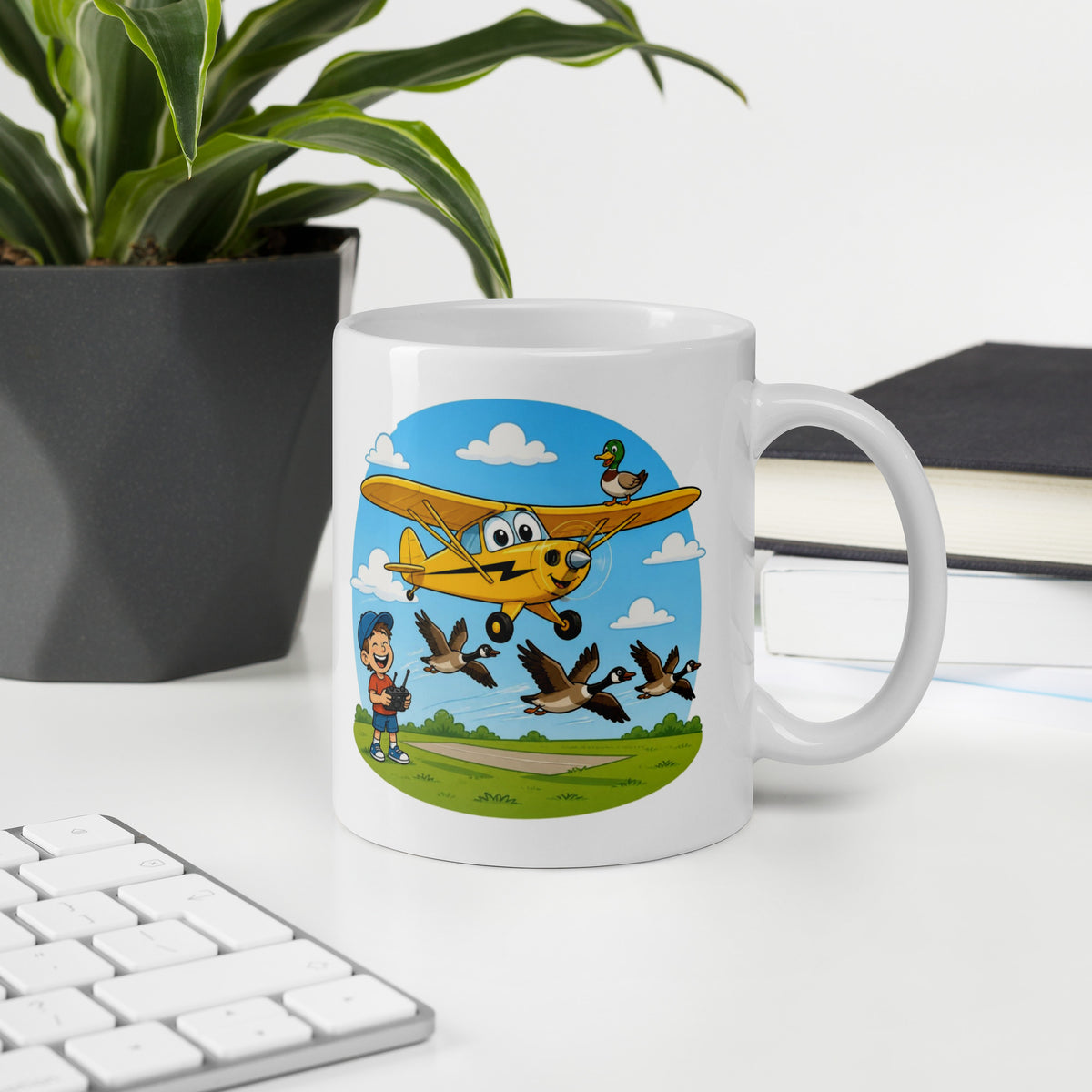 Cartoonmok met een gele Piper Cub met een eend die meelift
